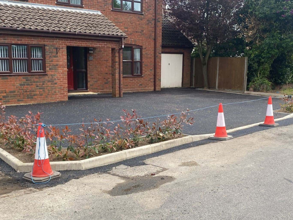 This is a newly installed tarmac driveway just installed by Felixstowe Driveway Services